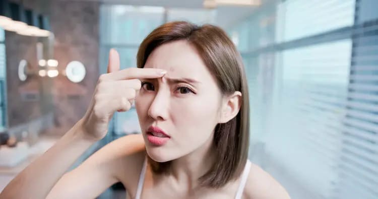 미간 주름 깊게 만드는 4가지 주요 원인과 관리법